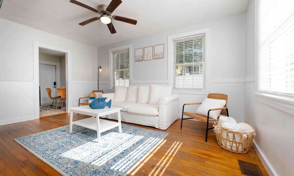 Photo of Livingroom in Neptune Beach