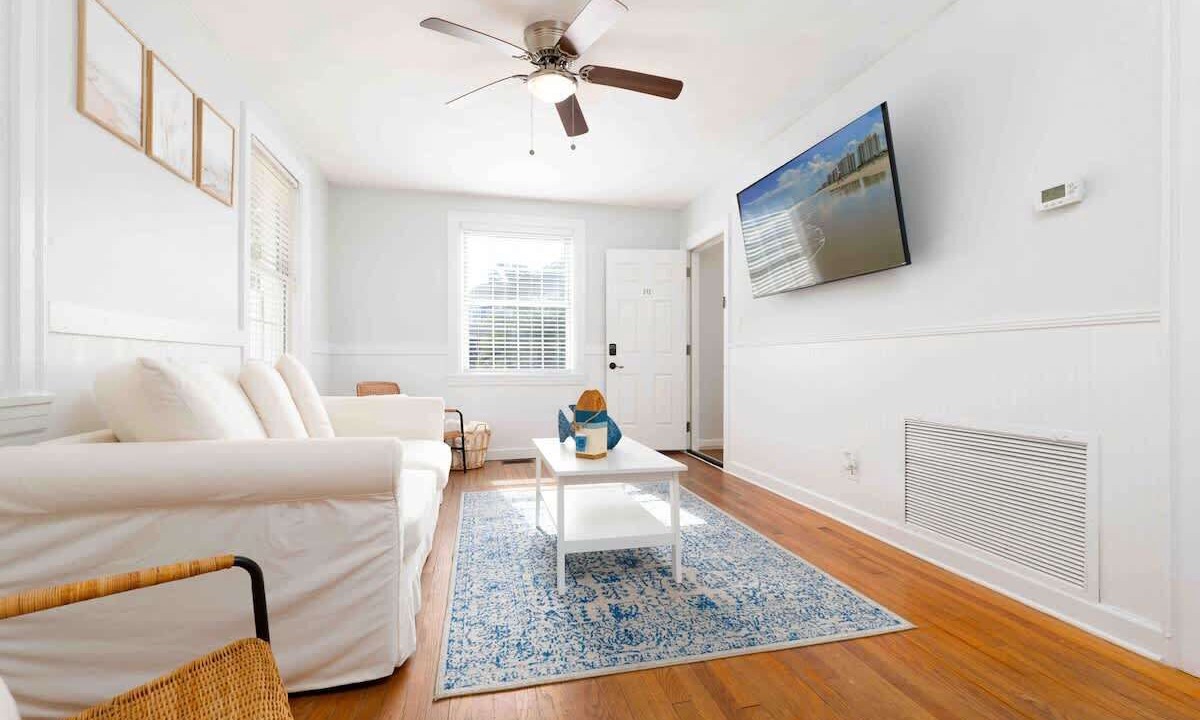 Photo of Livingroom in Neptune Beach