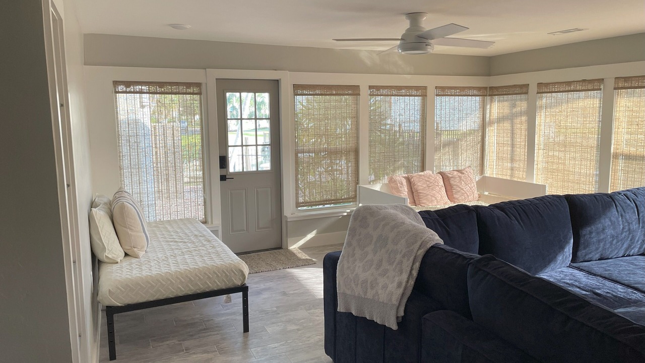 Photo of Livingroom in Vanderbilt Beach