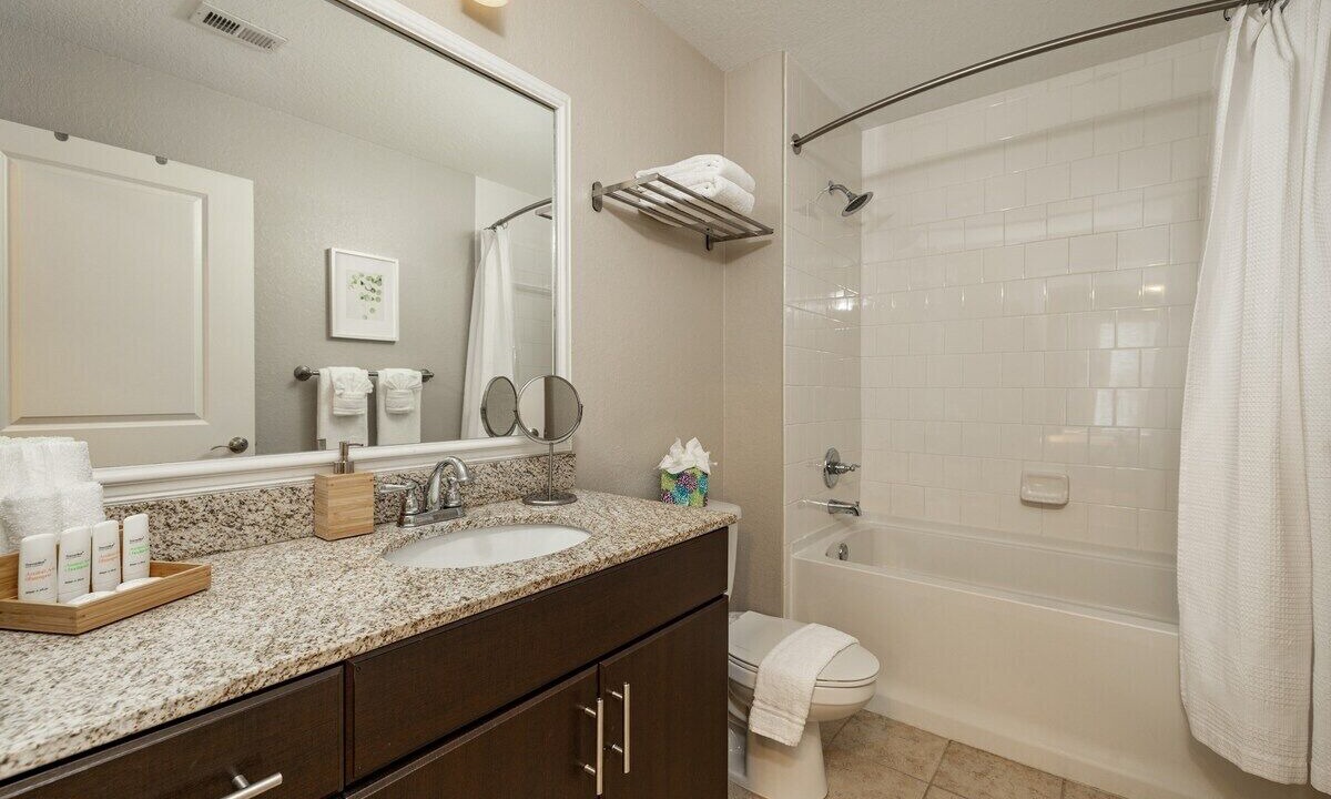 Photo of Bathroom in Carver City - Lincoln Gardens