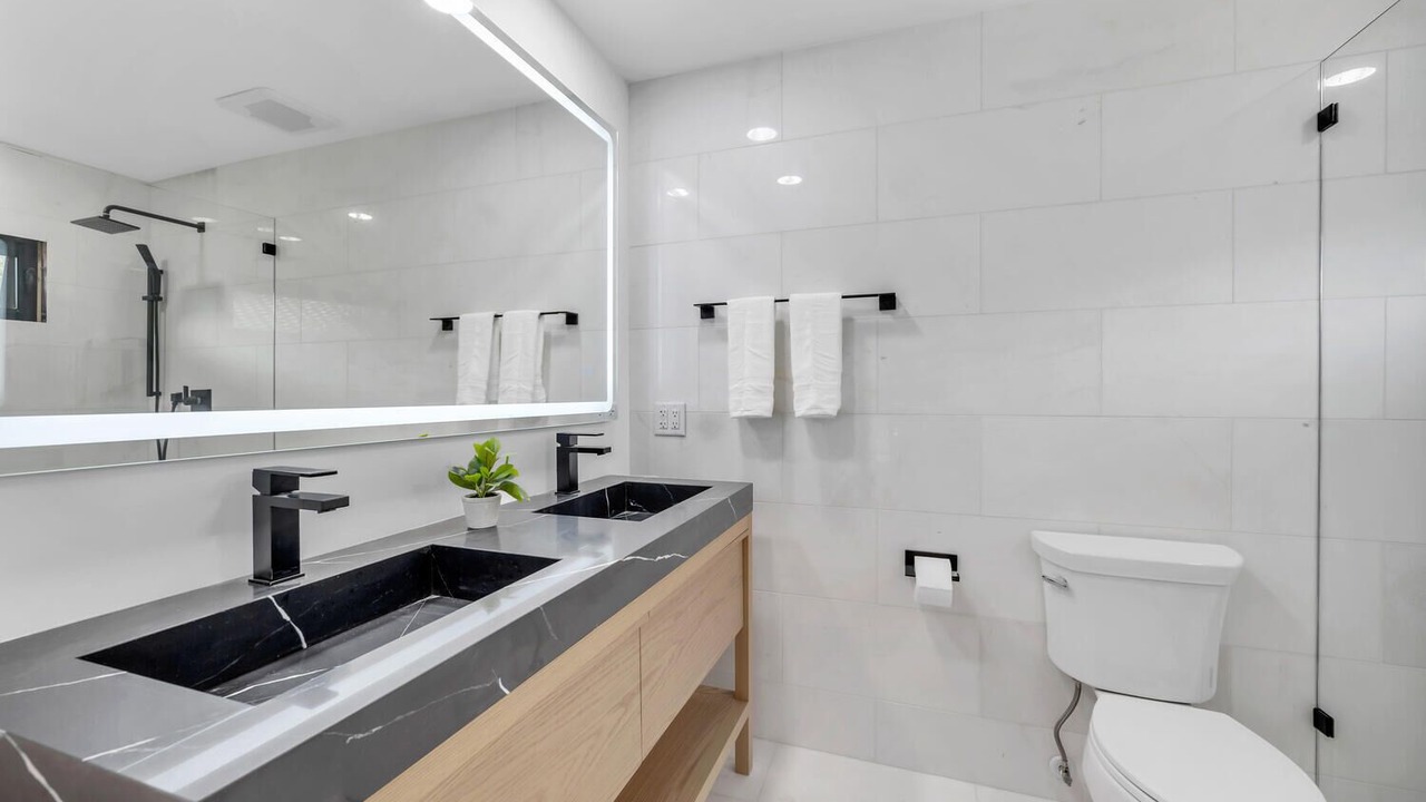Photo of Bathroom in Park Shore