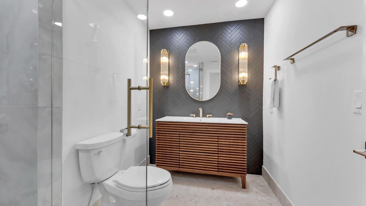Photo of Bathroom in Park Shore