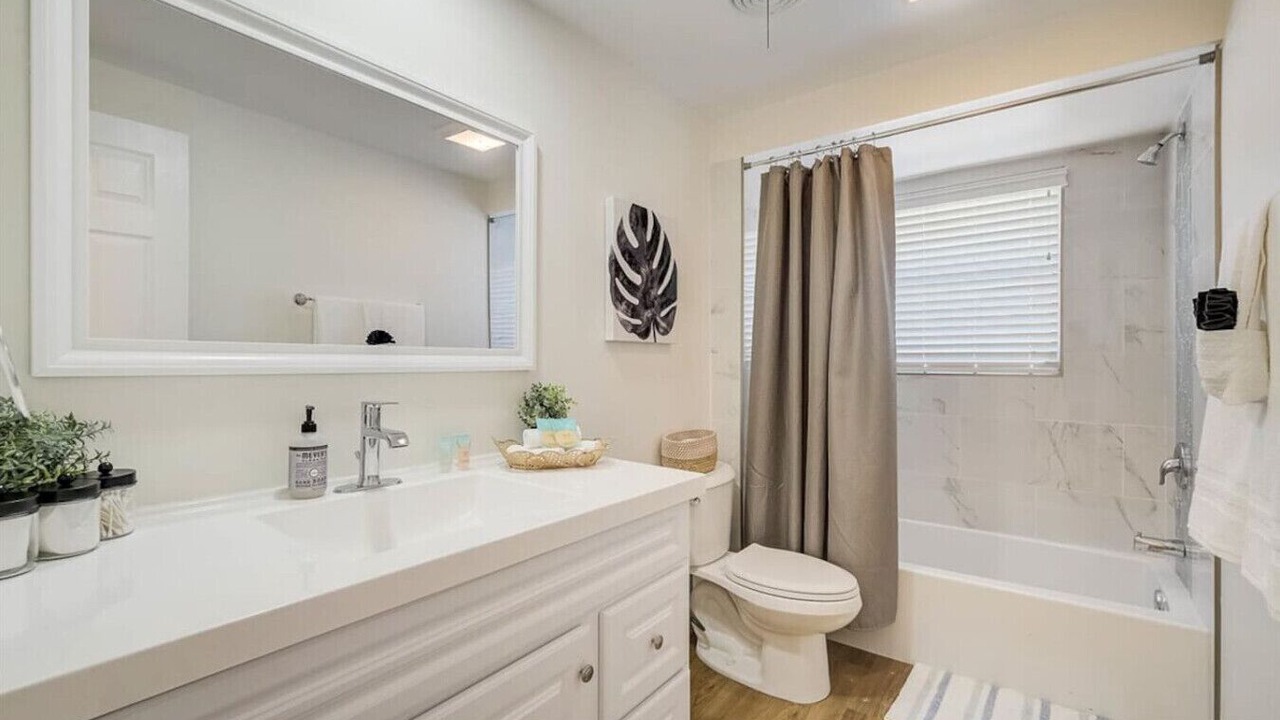 Photo of Bathroom in Bayshore Gardens
