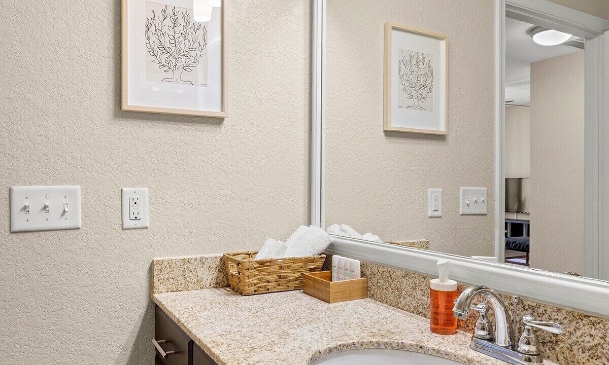 Photo of Bathroom in Carver City - Lincoln Gardens