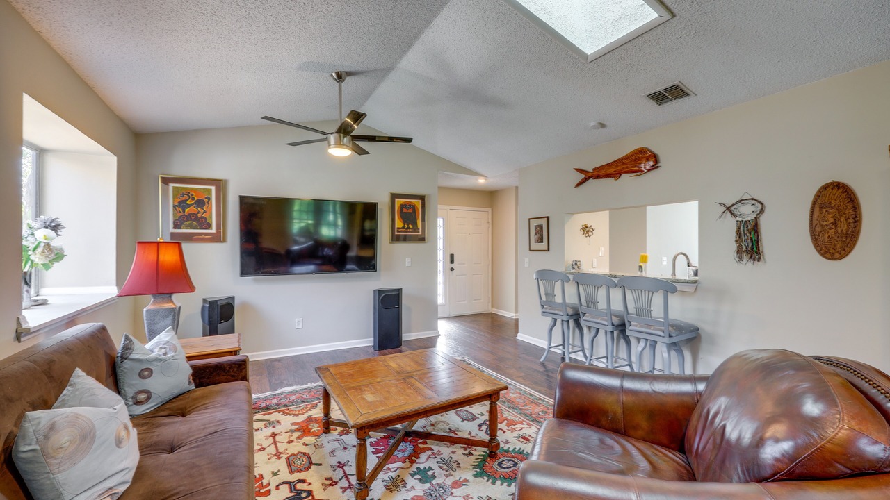 Photo of Livingroom in Dolphin's Cove