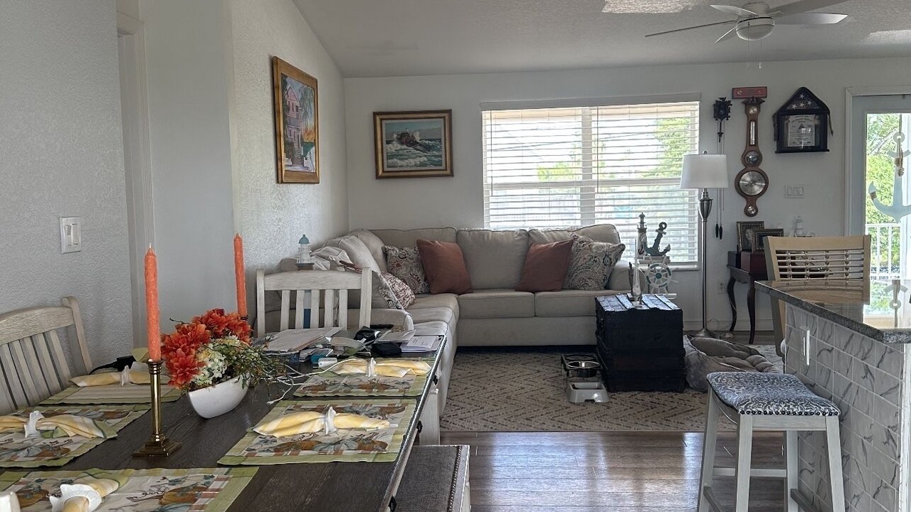 Photo of Livingroom in Breezeswept Beach Estates