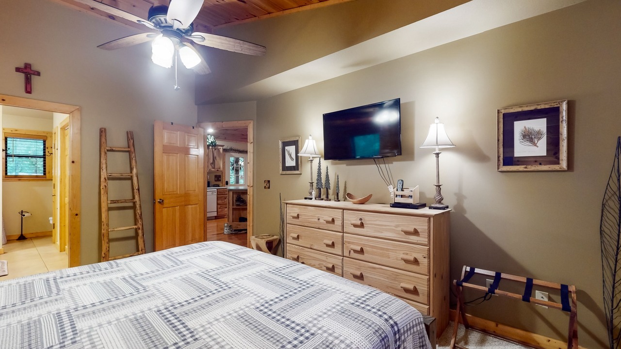 Photo of Bedroom in Hiawassee