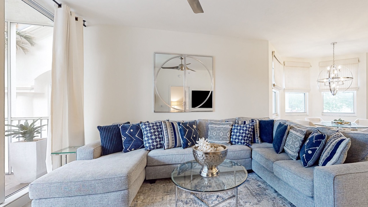 Photo of Livingroom in Vanderbilt Beach