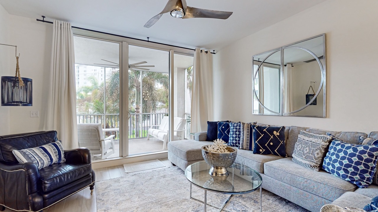 Photo of Livingroom in Vanderbilt Beach