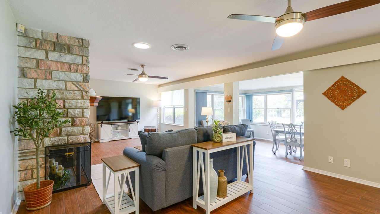 Photo of Livingroom in Putnam Hall
