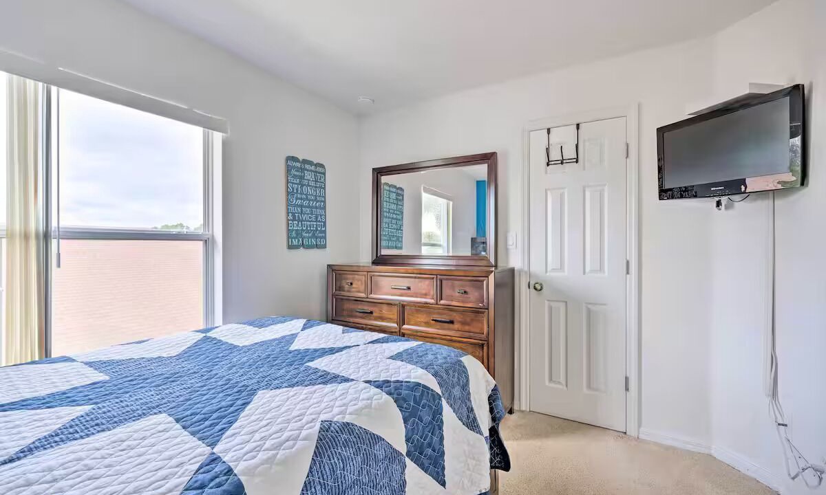 Photo of Bedroom in Crystal Cove