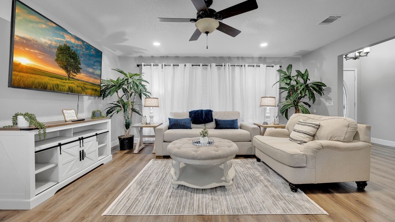 Photo of Livingroom in Golden Glades - The Woods