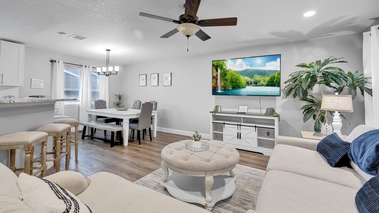Photo of Livingroom in Golden Glades - The Woods