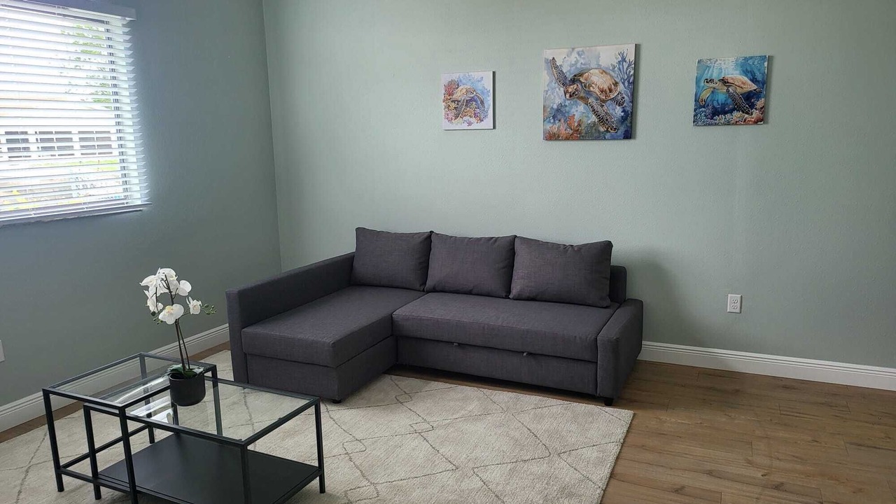 Photo of Livingroom in Killarney Shores To The Gulf