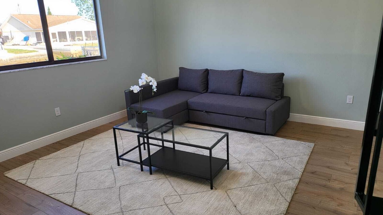 Photo of Livingroom in Killarney Shores To The Gulf