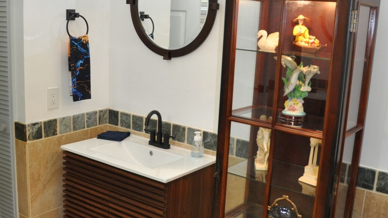 Photo of Bathroom in Crown Pointe