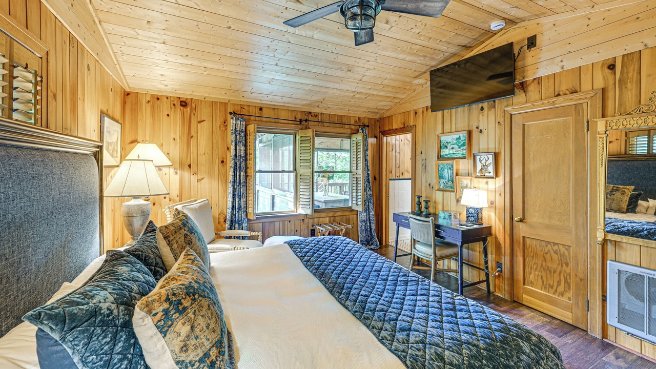 Photo of Bedroom in Mirror Lake