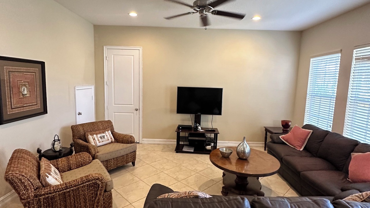 Photo of Livingroom in River Oaks