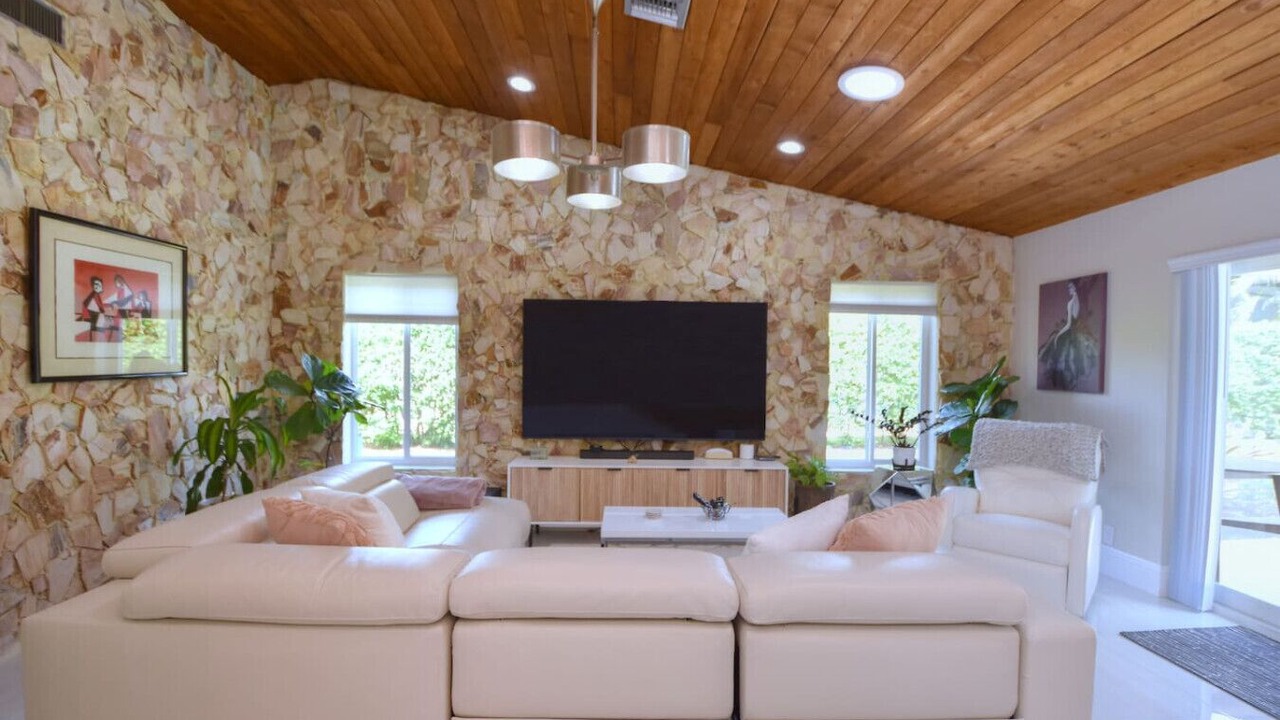 Photo of Livingroom in University Drive