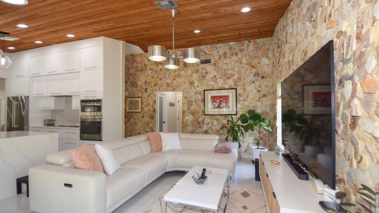 Photo of Livingroom in University Drive
