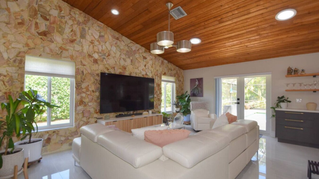 Photo of Livingroom in University Drive