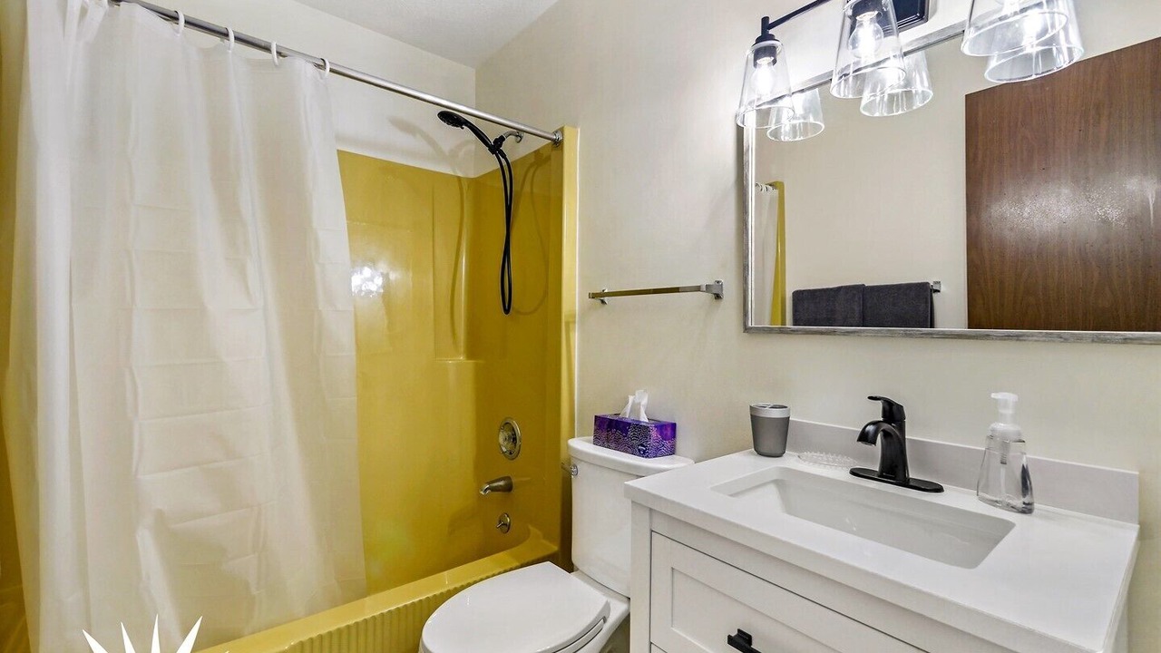 Photo of Bathroom in Surfcrest Village