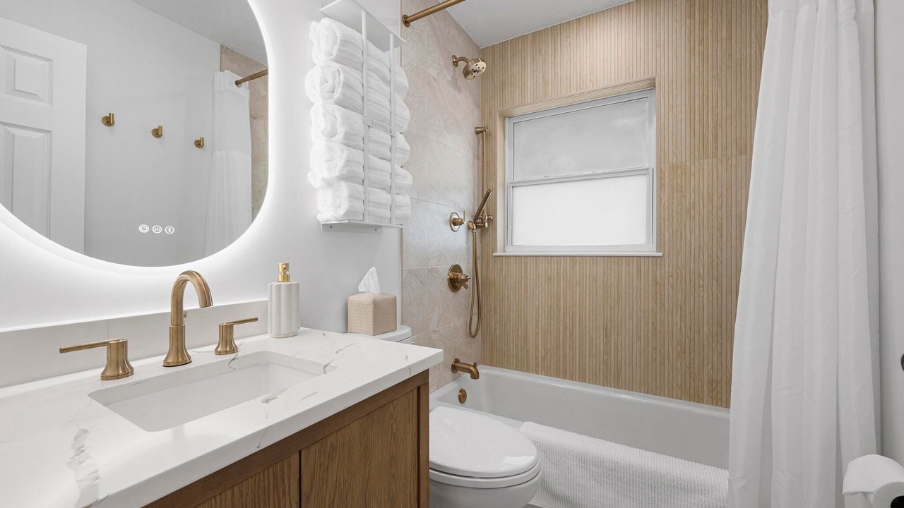 Photo of Bathroom in Bayshore Gardens