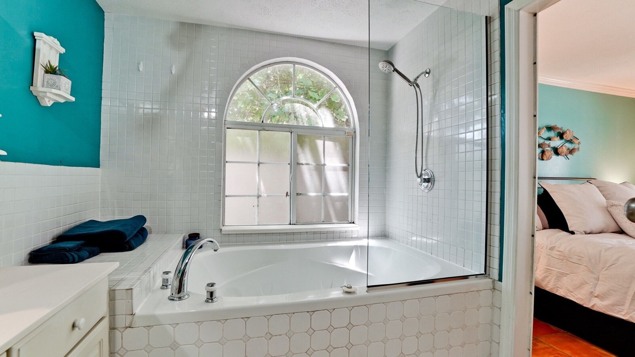 Photo of Bathroom in Bayshore Gardens