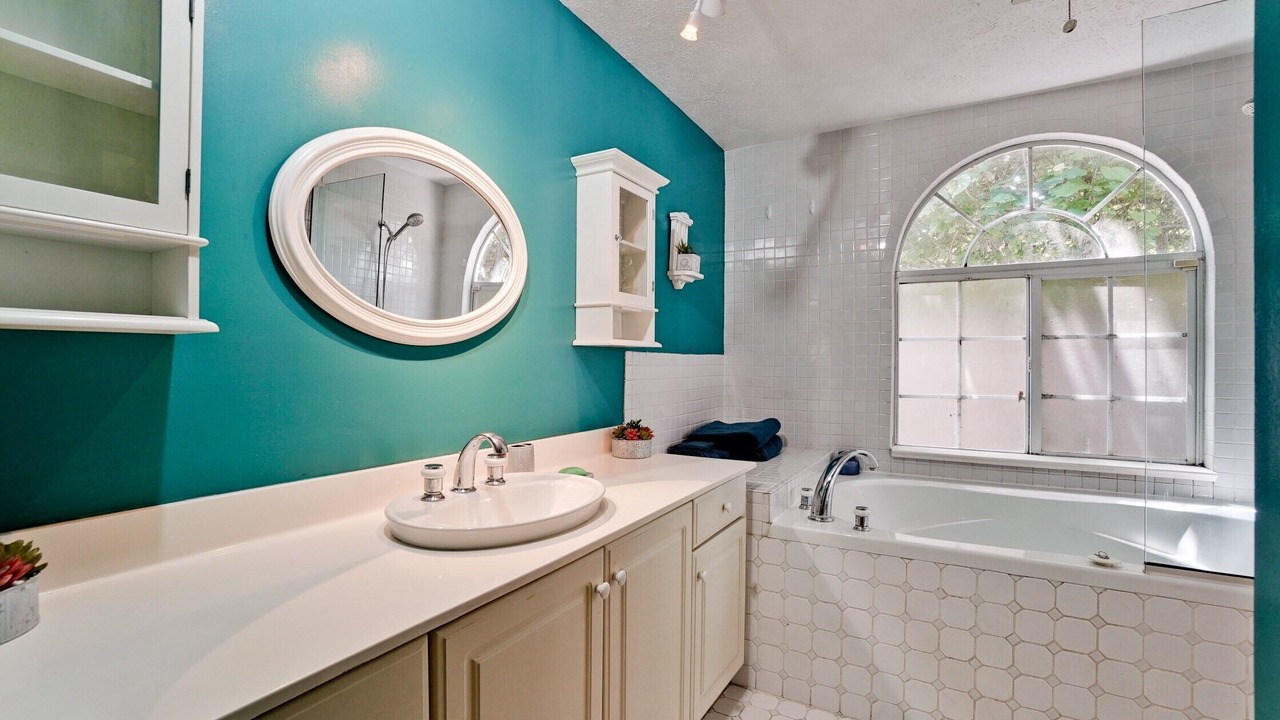 Photo of Bathroom in Bayshore Gardens