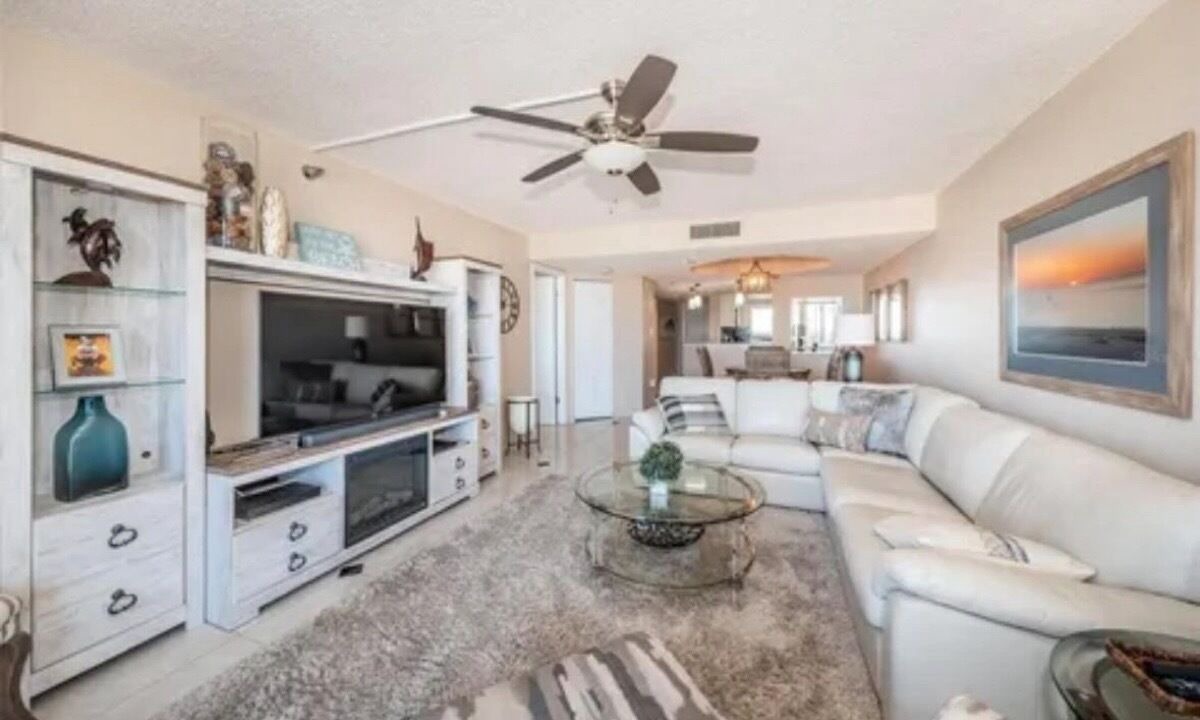 Photo of Livingroom in Feather Sound