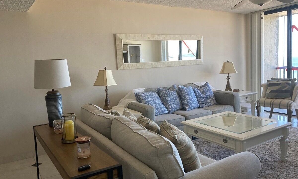 Photo of Livingroom in Feather Sound