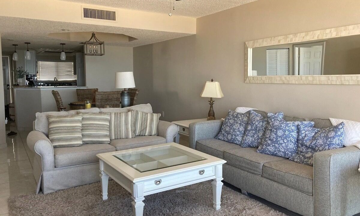 Photo of Livingroom in Feather Sound