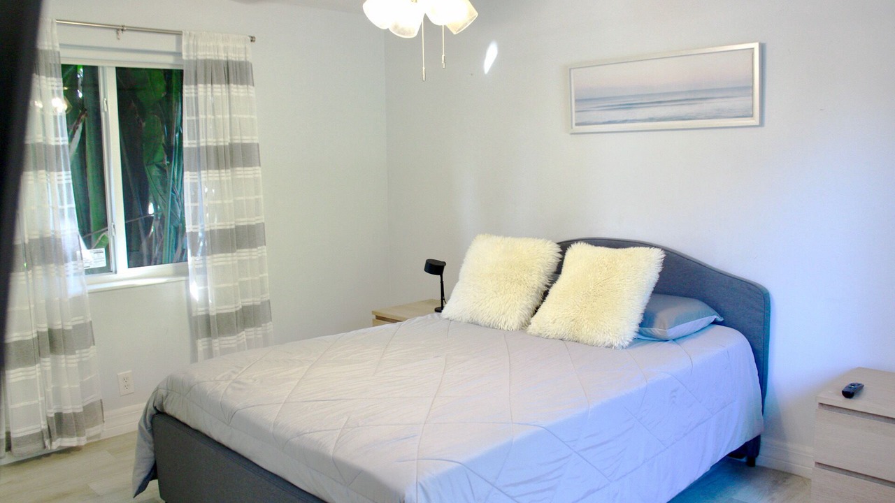 Photo of Bedroom in Lauderdale Isles