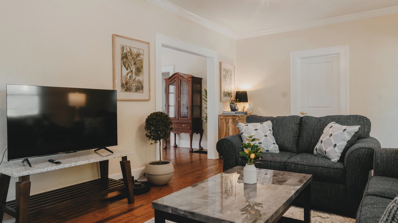 Photo of Livingroom in South Division
