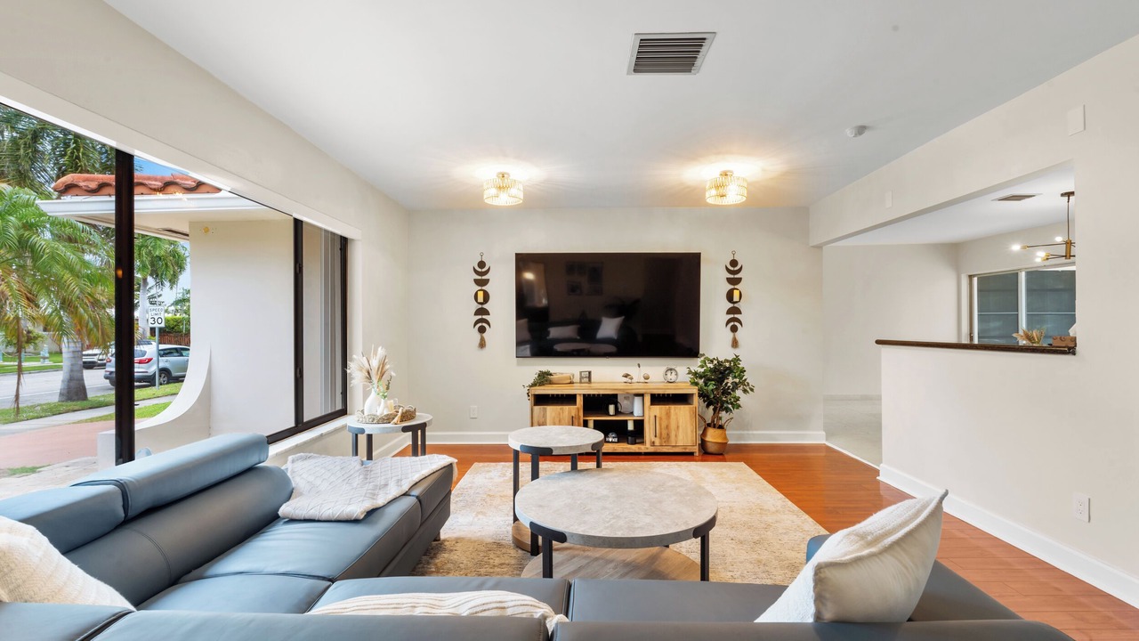 Photo of Livingroom in Hollywood Lakes