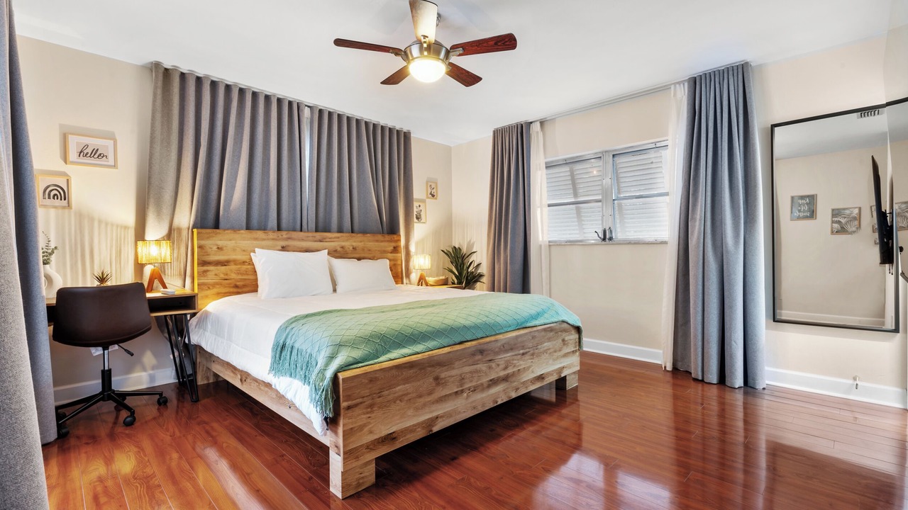 Photo of Bedroom in Hollywood Lakes