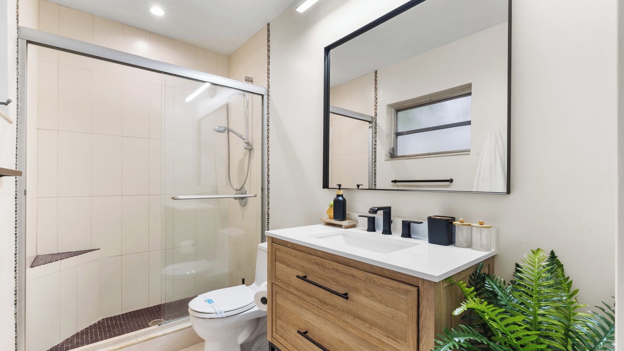 Photo of Bathroom in Hollywood Lakes