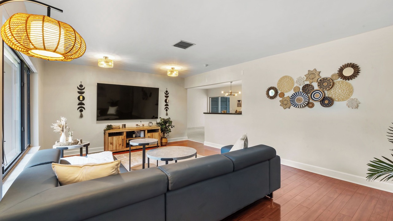 Photo of Livingroom in Hollywood Lakes