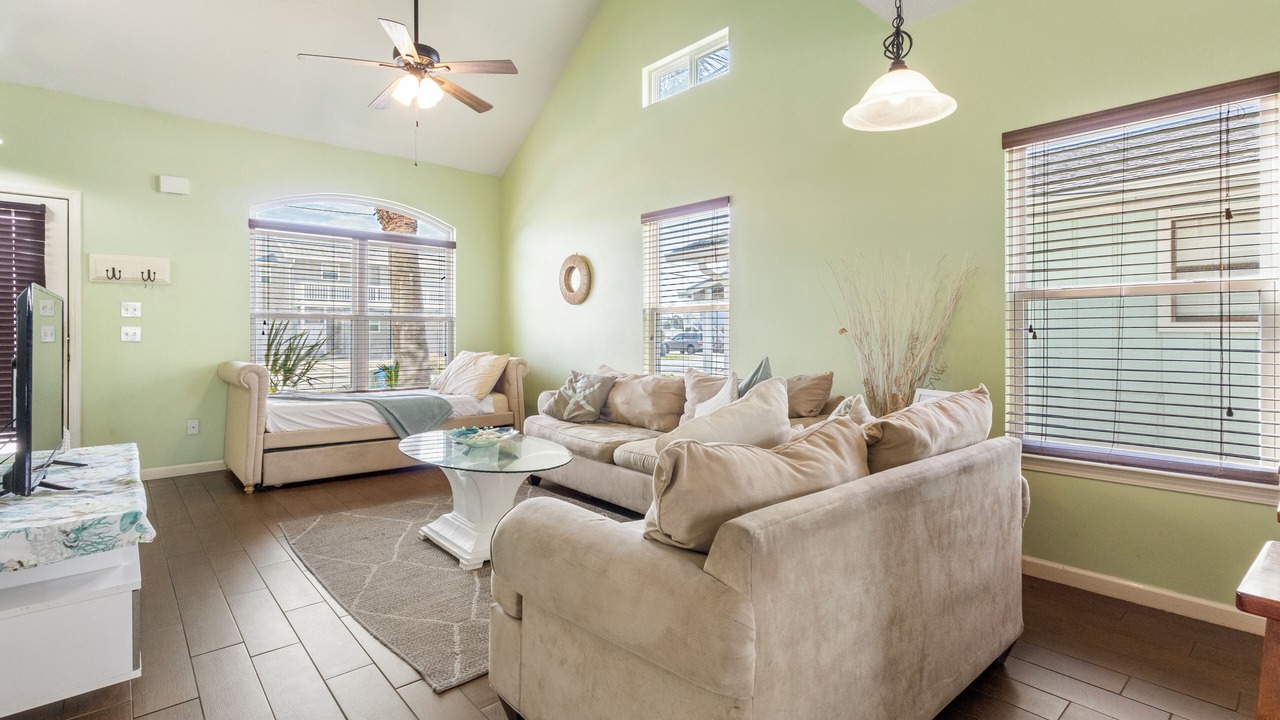 Photo of Livingroom in Crescent Beach