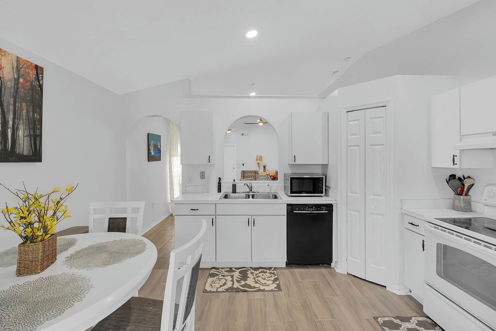 Photo of Kitchen in Sandalwood