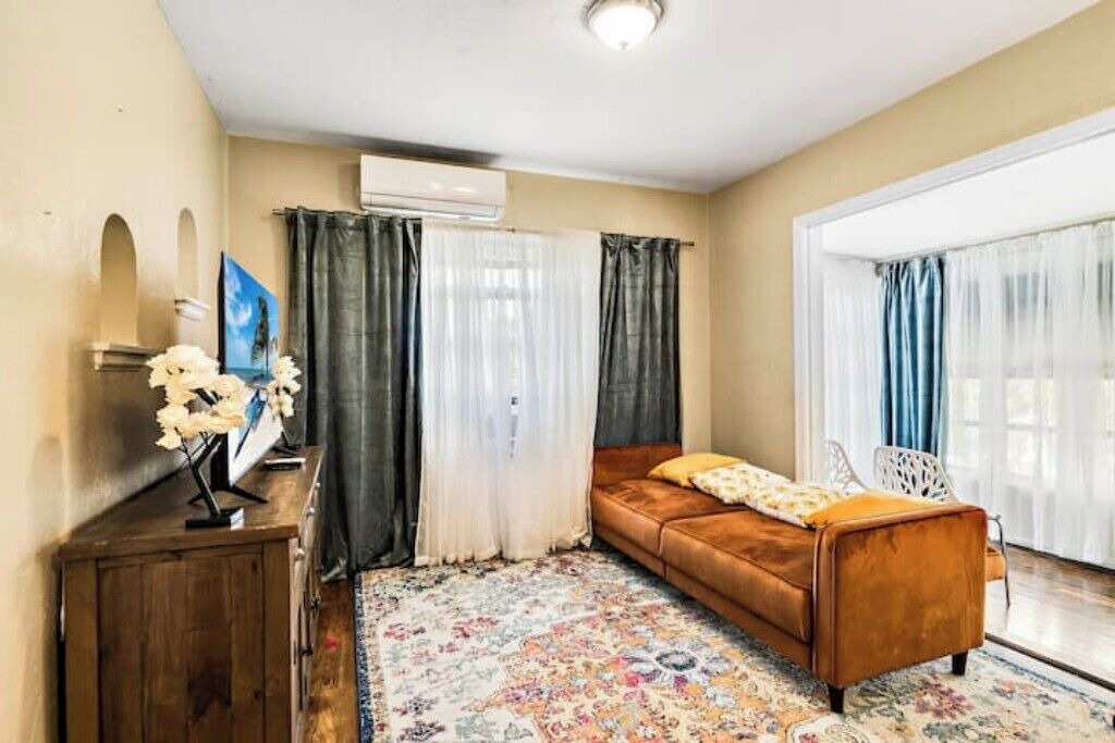 Photo of Livingroom in Historic Uptown