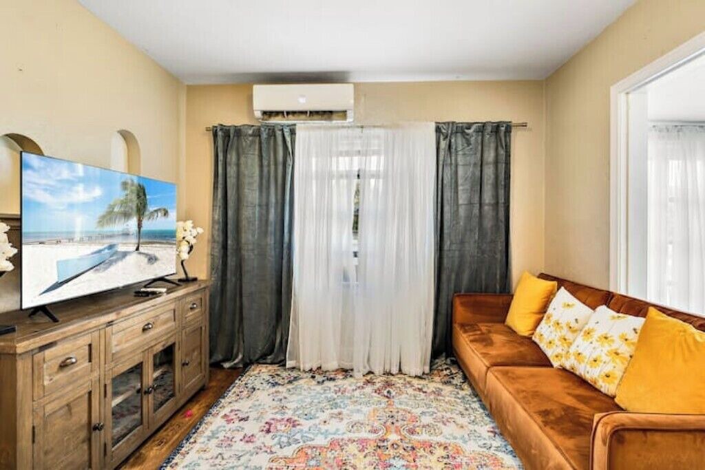 Photo of Livingroom in Historic Uptown