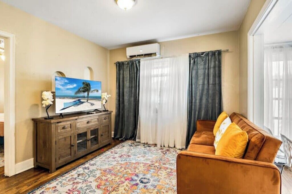 Photo of Livingroom in Historic Uptown