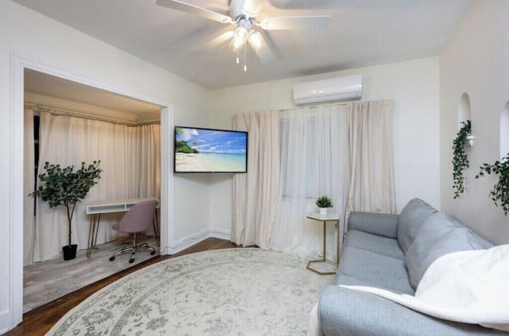 Photo of Livingroom in Historic Uptown