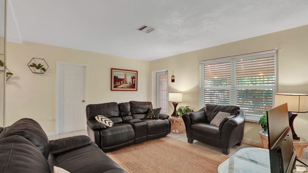 Photo of Livingroom in Golden Glades