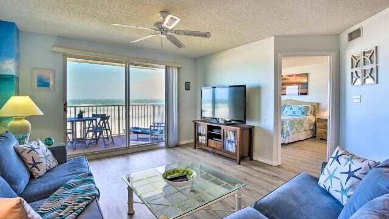 Photo of Livingroom in Seawinds Condo