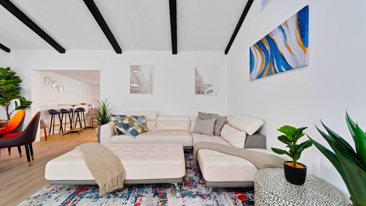 Photo of Livingroom in Egypt Lake-Leto