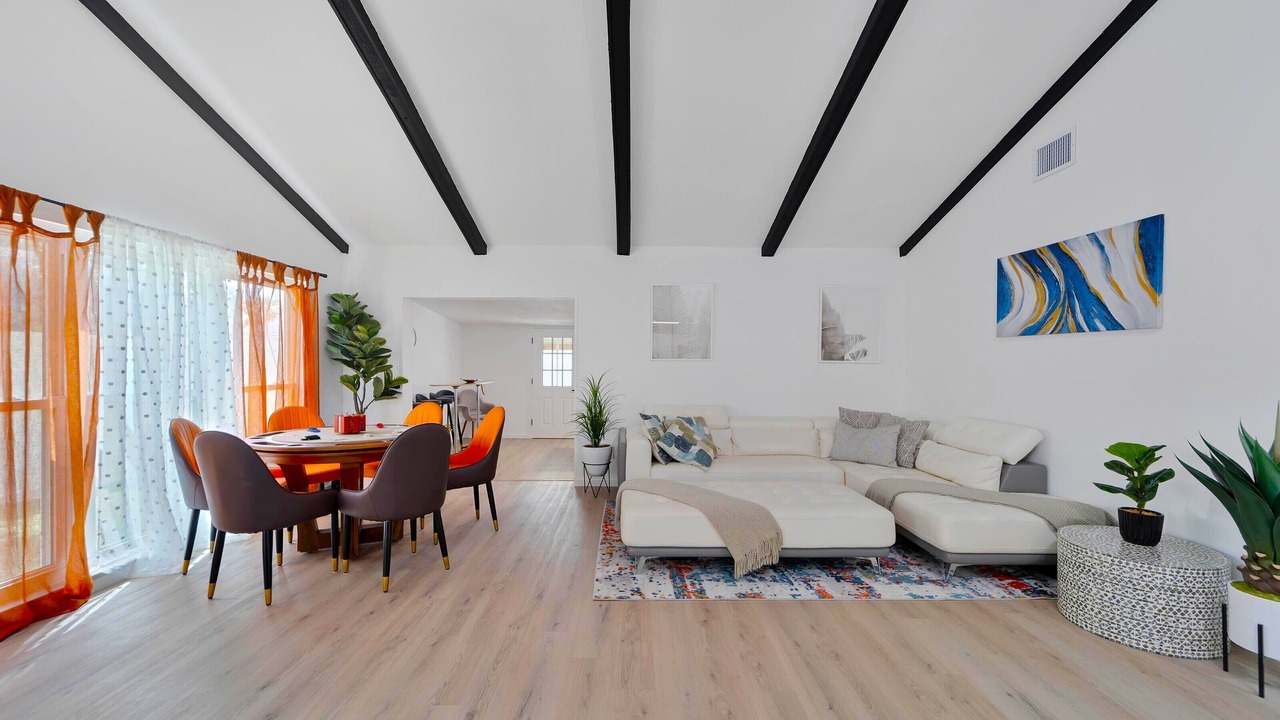 Photo of Livingroom in Egypt Lake-Leto