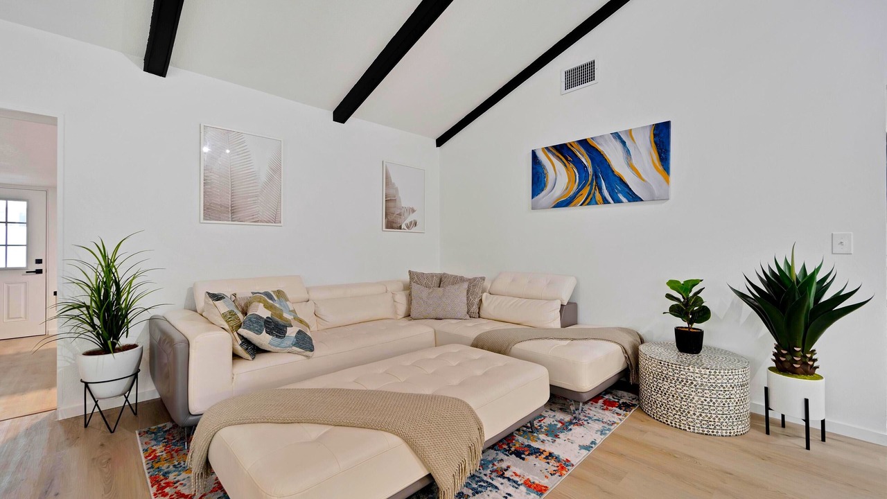 Photo of Livingroom in Egypt Lake-Leto