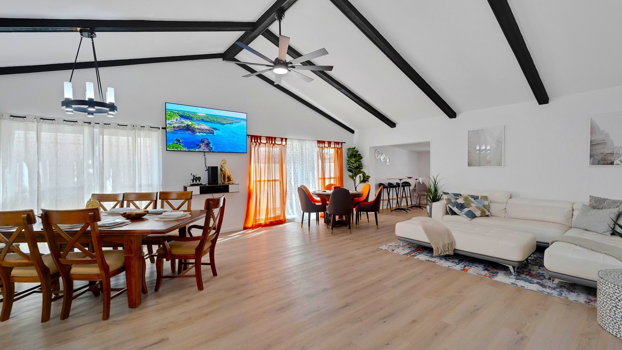 Photo of Livingroom in Egypt Lake-Leto